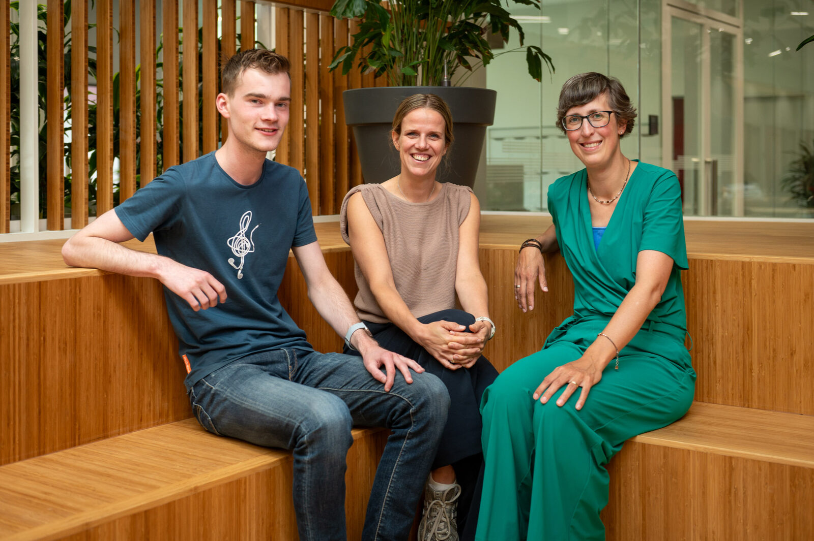 Tim Brouwers zit samen met onderzoekers Leoni Dijk en Manon Peter-Schaap