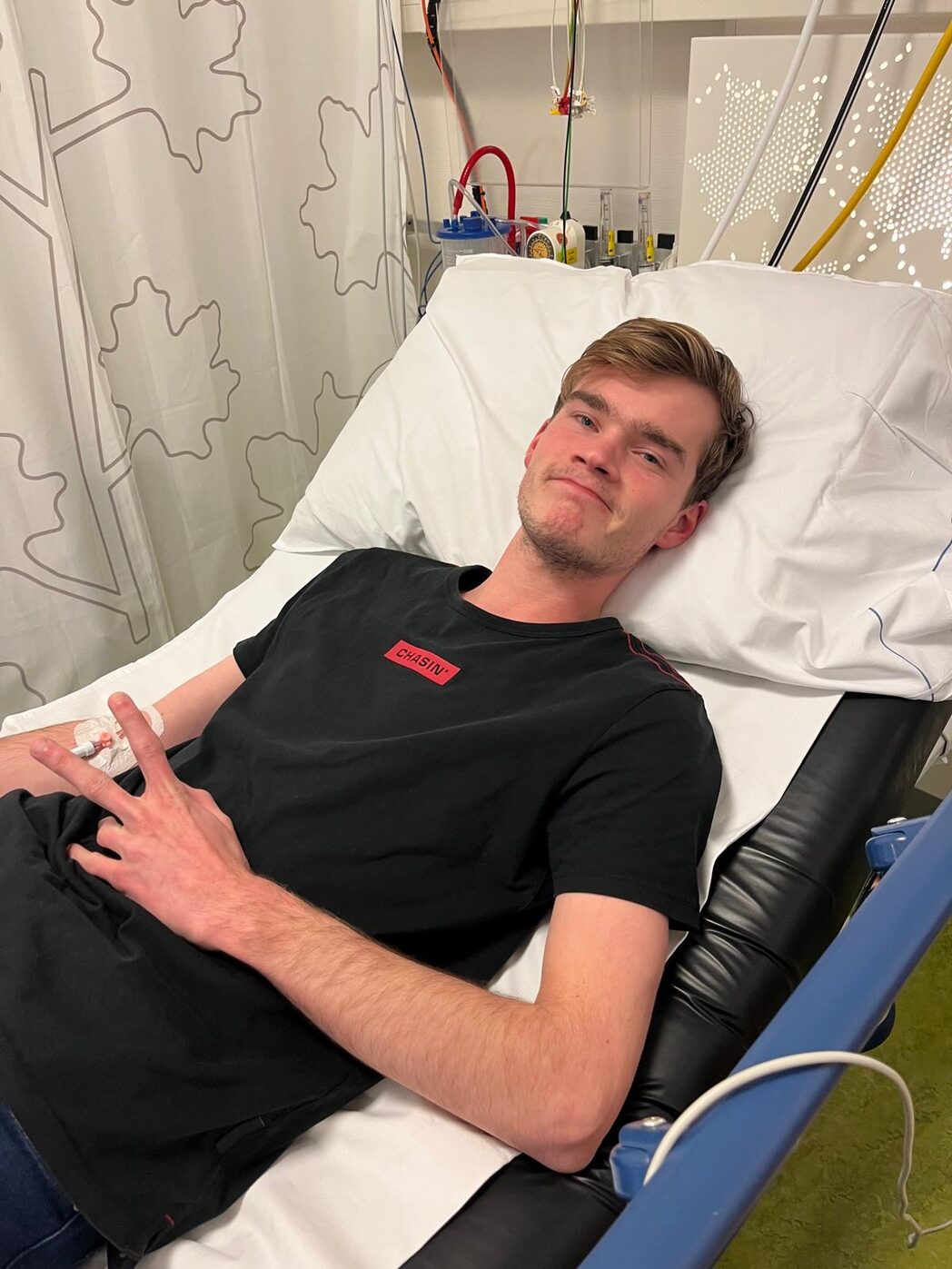 Tim ligt in een ziekenhuisbed tijdens de periode voor zijn diagnose